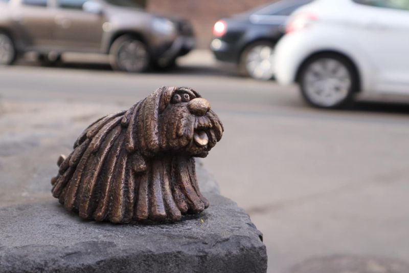 Dogs mini statue Kolodko Budapest
